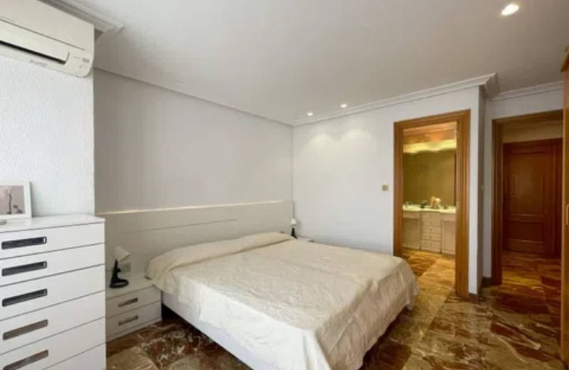 Location longue durée d’un duplex spacieux, 210 m², avec 4 chambres et une cheminée, Elche, Espagne